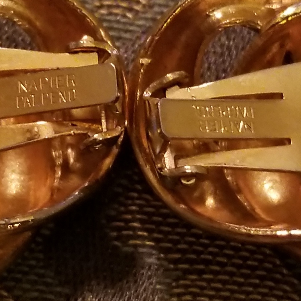 Vintage Goldtone Napier Clip Earrings approx 1" - Picture 3 of 4